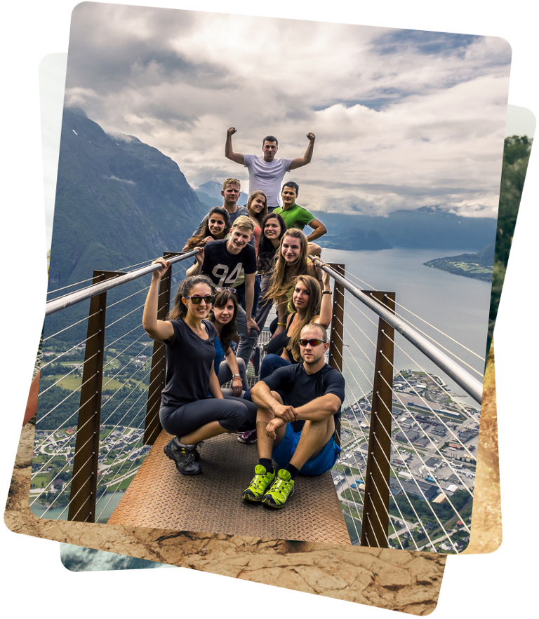 Un groupe de voyageurs du programme de fidélité Les Aventureurs, au sommet de la montagne Alesund, en Norvège